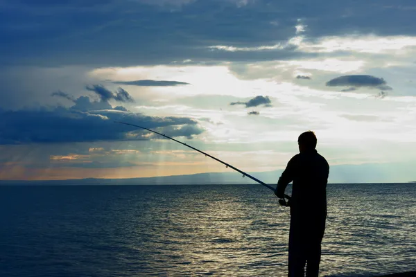 Mann fängt Fische im Meer — Stockfoto