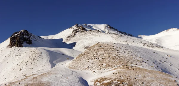 Hermosa vista de invierno de las montañas — Foto de Stock