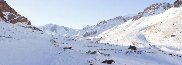 Hermosa vista de invierno de las montañas — Foto de Stock