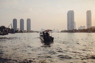 Suda balıkçı teknesi