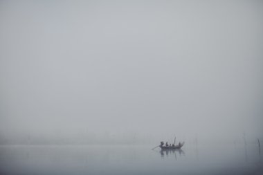 Suda balıkçı teknesi
