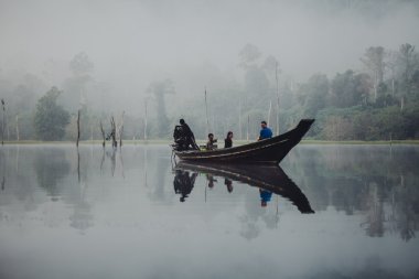 Suda balıkçı teknesi