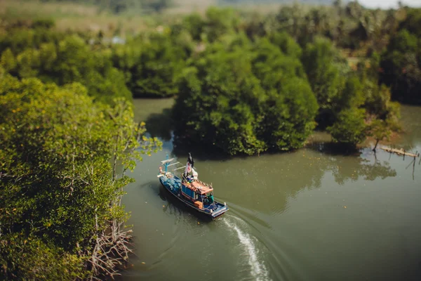 Barco de pesca na selva Água do lago — Fotografia de Stock