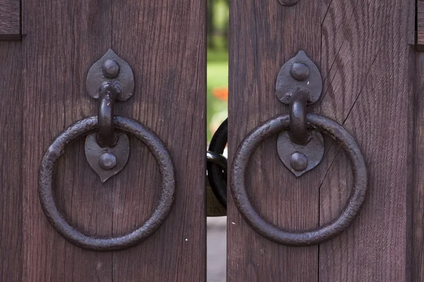Closeup image of old door with circle iron door-handle — Stock Photo, Image