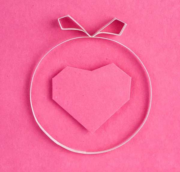 Hand made paper heart on pink kraft paper as background. Greetin — Stock Image Hand made paper heart on pink kraft paper as background. Greetin Stock Photo