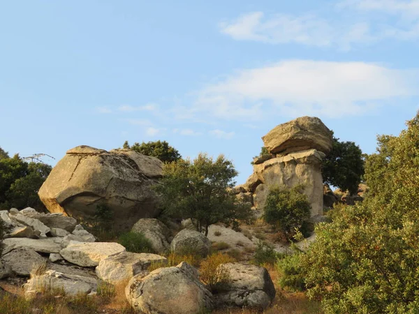 Güzel Dağ Manzarası Gökyüzü Kayalar Bitkiler Ufuk Uzaklığı Ihtişam — Stok fotoğraf