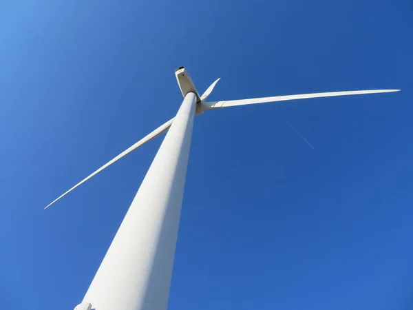 Rüzgar Türbini Temiz Enerji Hava Büyük Bıçaklar Değirmen Yüksekliği Elektrik — Stok fotoğraf