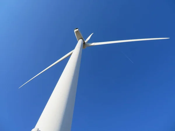 Éolienne Énergie Propre Air Grandes Lames Hauteur Moulin Électricité — Photo