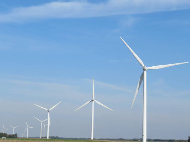 Rüzgar türbini temiz enerji hava büyük bıçaklar değirmen yüksekliği elektrik