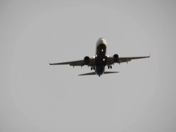 Huge Passenger Plane Flying Preparing Landing — Stock Photo, Image