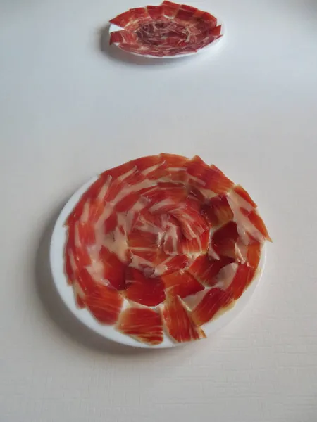 Heerlijke Spaanse Iberische Ham Gesneden Met Fantastische Aromatische Smakelijke Mes — Stockfoto