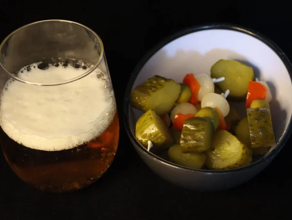 Tipik İspanyol aperatifi turşulu bira zeytin biberi eşliğinde.