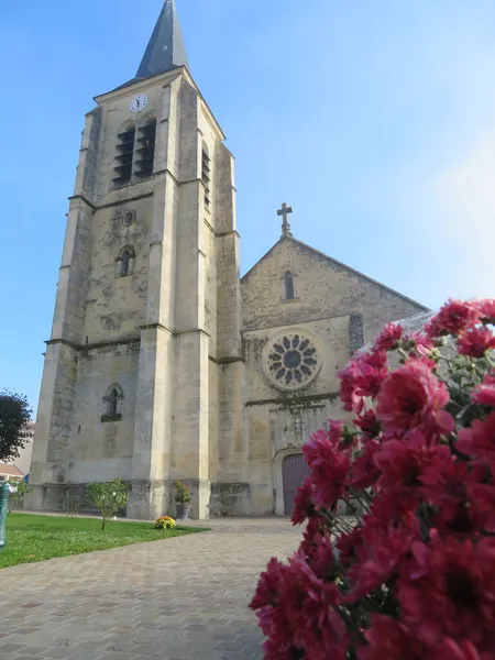 Mooie Kerk Franse Dorpsklokken Hoogte Monument — Stockfoto