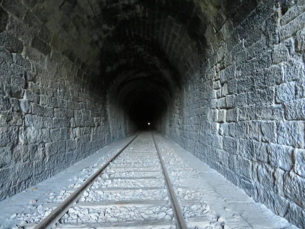 Ferrocarriles Metálicos Final Del Túnel Transporte Ferroviario —  Fotos de Stock