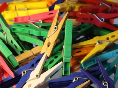 Giysileri asmak için cımbız. Güneşte kurutmak için.