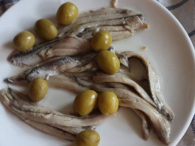 Nefis ançüezli, sirkeli, zeytinli ve şaraplı.