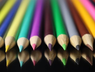 renkli mavi kalem yeşil sarı bir sürü ahşap çizim