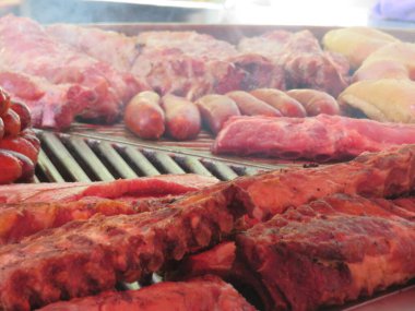 Lezzetli ızgara et sosisi pirzola lezzetli sıcak proteinler