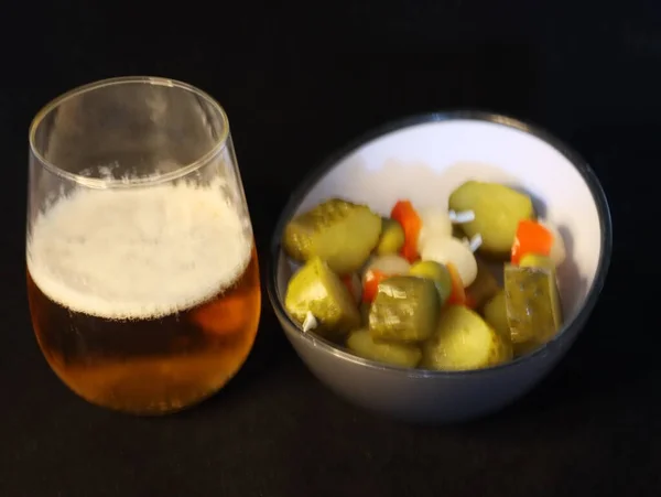 典型的西班牙开胃酒伴着泡菜啤酒橄榄胡椒 — 图库照片