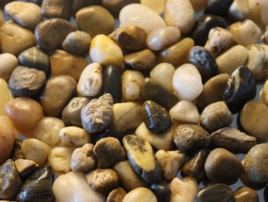 Süsleme için nehirden yuvarlanan yuvarlak taşlar.