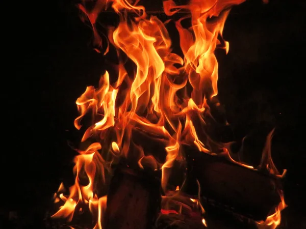 たき火熱熱炎白熱木の暖炉灰を燃やす — ストック写真