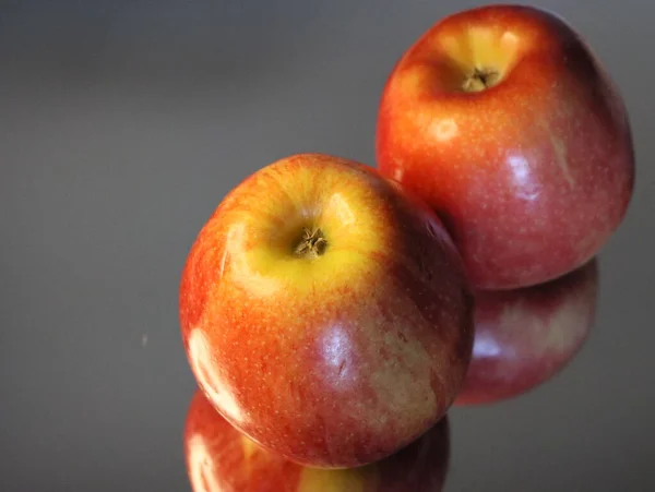 おいしい天然赤リンゴおいしい美しい誘惑フルーツビタミン — ストック写真