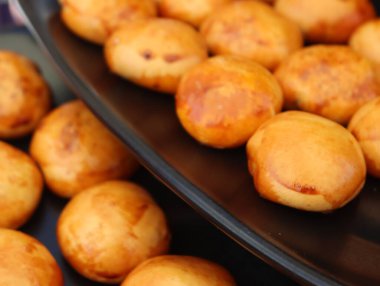 Lezzetli ekmek hamuru ve lezzetli sosis aromalı mezeler.