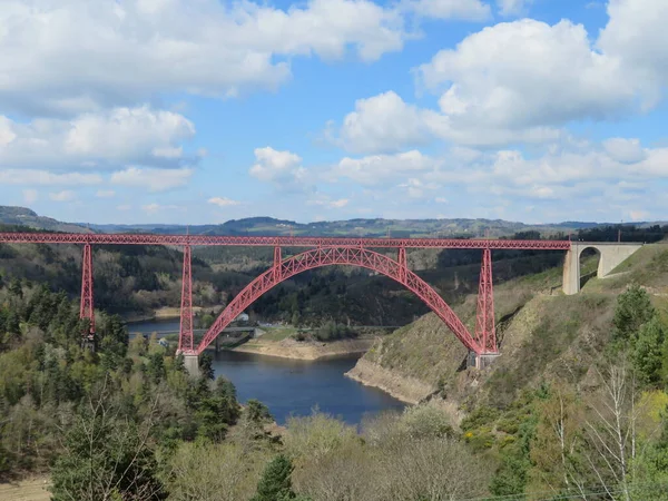 Fransa 'da Eiffel tarafından yapılan metal köprü viyadük mimarisi ihtişamı