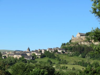 Fransız kırsal kesiminin manzarası Ortaçağ köyü yaşlı turist
