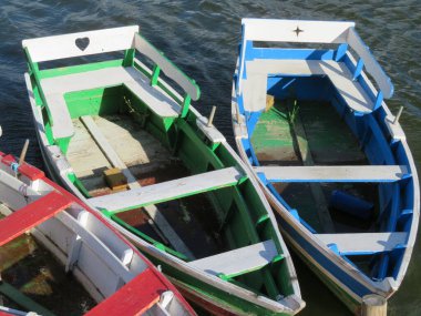 Zevkli tekneler gezintiye çıkar eğlenceli renkler mutluluk nehri