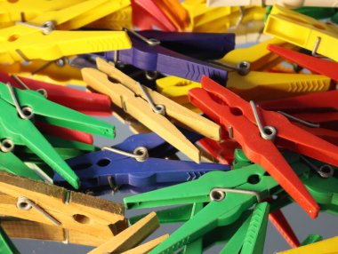 Giysileri asmak için cımbız. Güneşte kurutmak için.