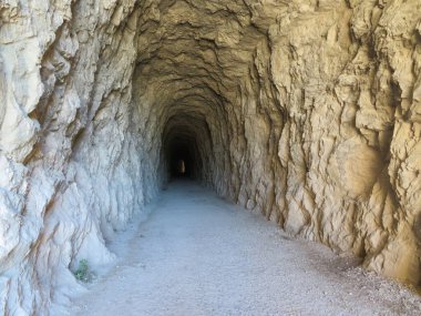 Çok eski taştan elle yapılmış güzel bir tünel.