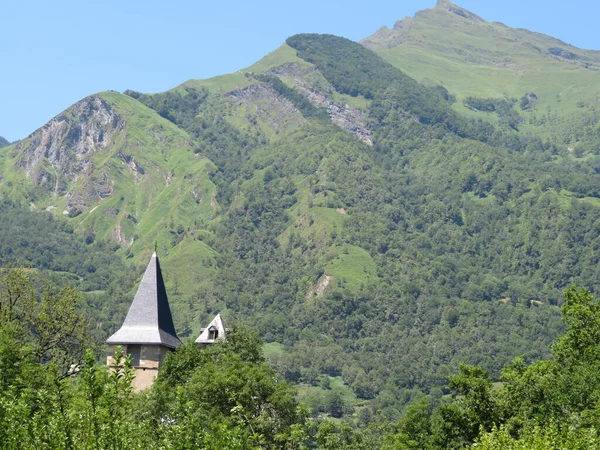 Hermoso Paisaje Natural Montaña Con Una Iglesia Azotea —  Fotos de Stock