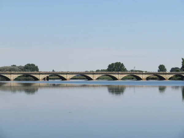 Río Con Puente Camino Paso Agua Cielo Paisaje —  Fotos de Stock