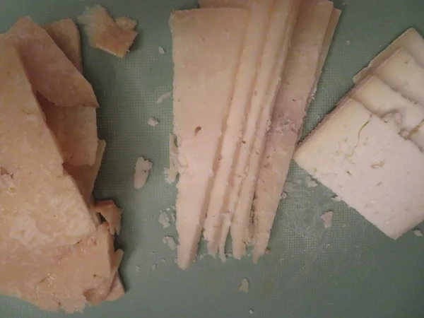 おいしいチーズの品種異なる選択スペインの製品伝統的な職人 — ストック写真