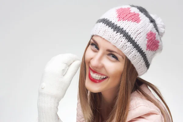 Retrato de inverno engraçado de mulher sorridente jovem — Fotografia de Stock