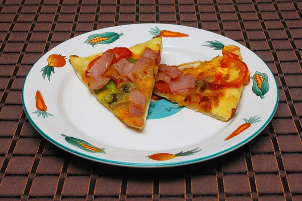 Pizza en plato — Foto de Stock