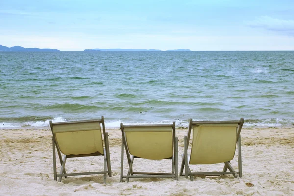 Stoelen op het strand — Stockfoto