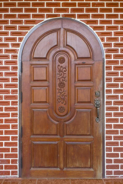 Porta marrom de madeira — Fotografia de Stock