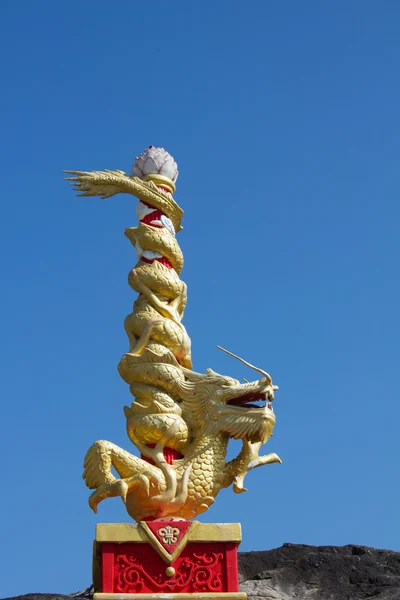 Altın ejderha heykeli — Stok fotoğraf