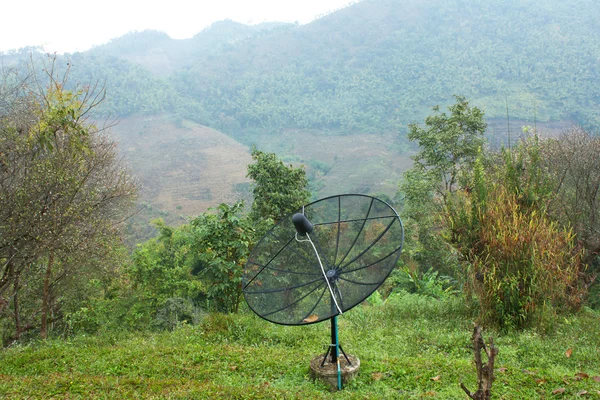 Antena negra comunicación antena parabólica — Foto de Stock