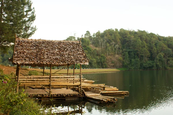 Bambusové chýše na jezeře — Stock fotografie