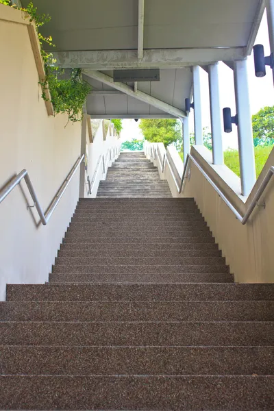 Lange Treppe mit vielen Stufen — Stockfoto