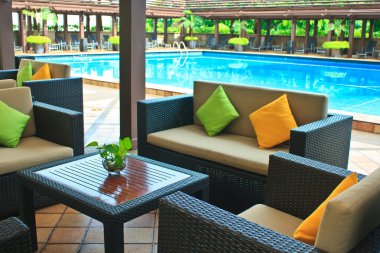 Yüzme Havuzu yanında rahat kanepe.