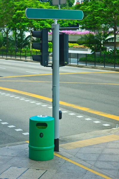 Bin en la intersección — Foto de Stock