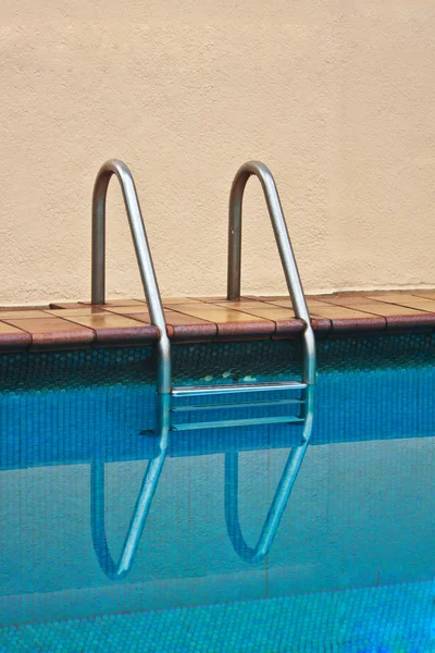 Escaleras de la piscina vacía —  Fotos de Stock