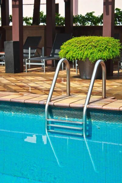 Stairs of the empty swimming pool — Stock Photo, Image