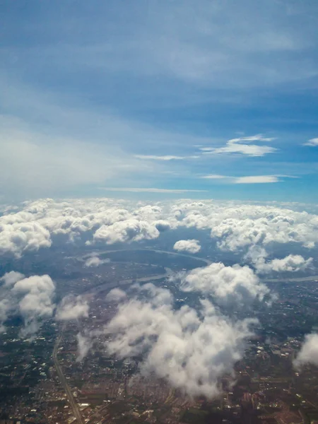 Stadt unter blauem Himmel — Stockfoto