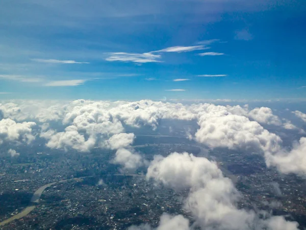 Miasto pod wysokim błękitne niebo — Zdjęcie stockowe