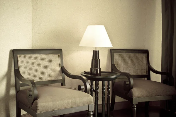 Классическое кресло и лампа . — стоковое фото